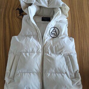 New Mercer+Mettle puffy vest in Small color birch (off white / cream)